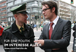 Michael Wirths spricht mit berliner Polizist